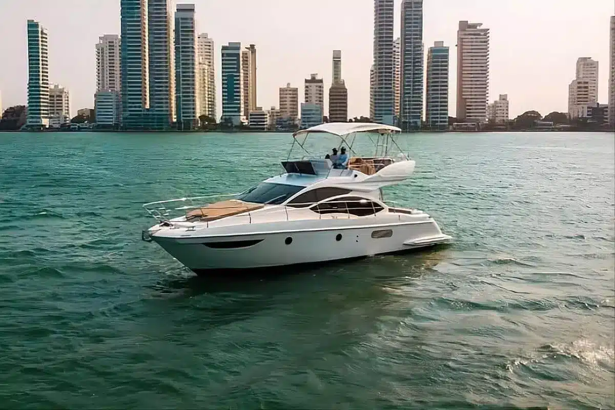 Yate Sea King frente a las aguas turquesa de Barú