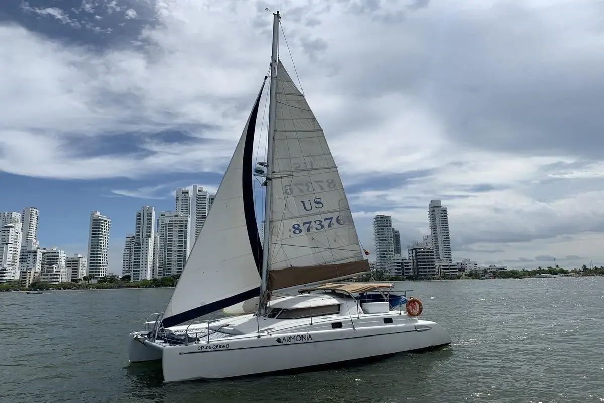 Catamarán privado Tobago 36 FT durante recorrido por Cartagena